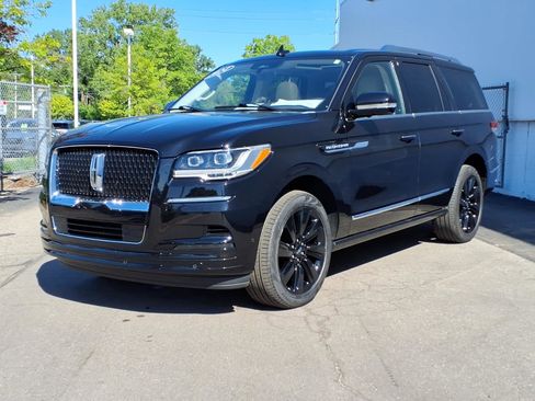 Used 2024 Lincoln Navigator Reserve AWD/4WD image 3