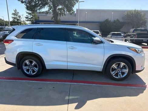 Used 2017 Toyota Highlander Limited FWD image 4