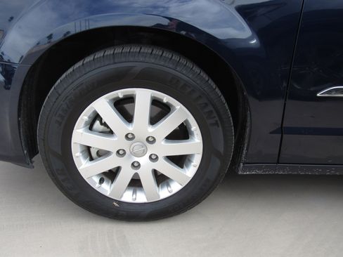 Used 2013 Chrysler Town & Country Touring image 5