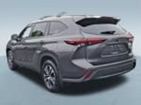 Used 2024 Toyota Highlander XLE AWD/4WD image 3