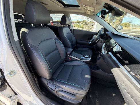 Used 2022 Kia Niro EX Premium w/ Cold Weather Package image 32