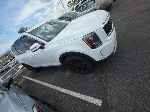 Used 2022 Kia Telluride LX AWD/4WD image 3