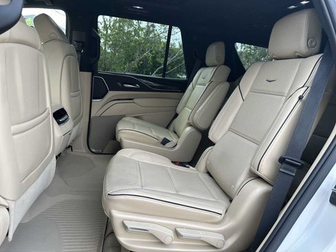 Used 2023 Cadillac Escalade Premium Luxury AWD/4WD image 18
