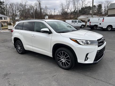 Used 2017 Toyota Highlander SE image 3