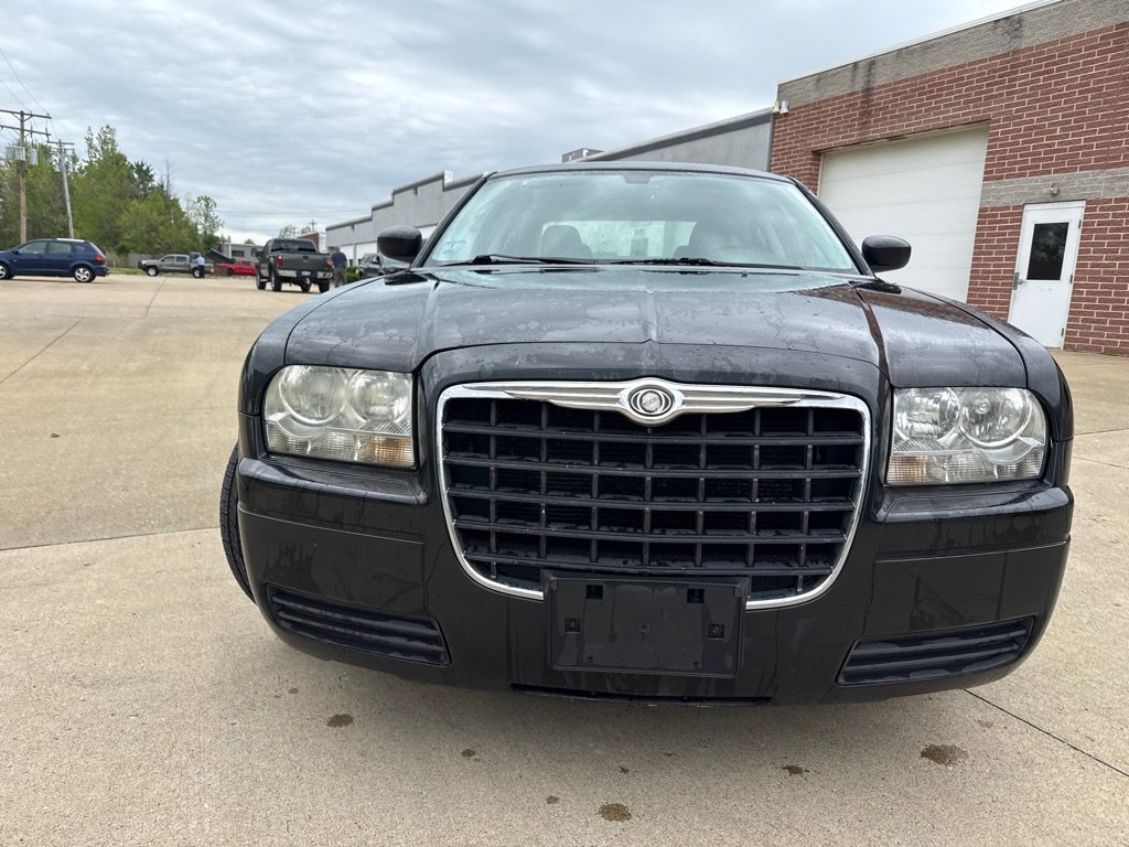 Used 2009 Chrysler 300 LX RWD image 2