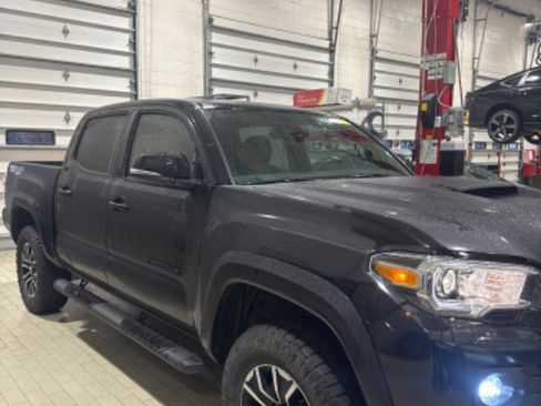Used 2023 Toyota Tacoma TRD Sport w/ Advanced Technology Package image 2