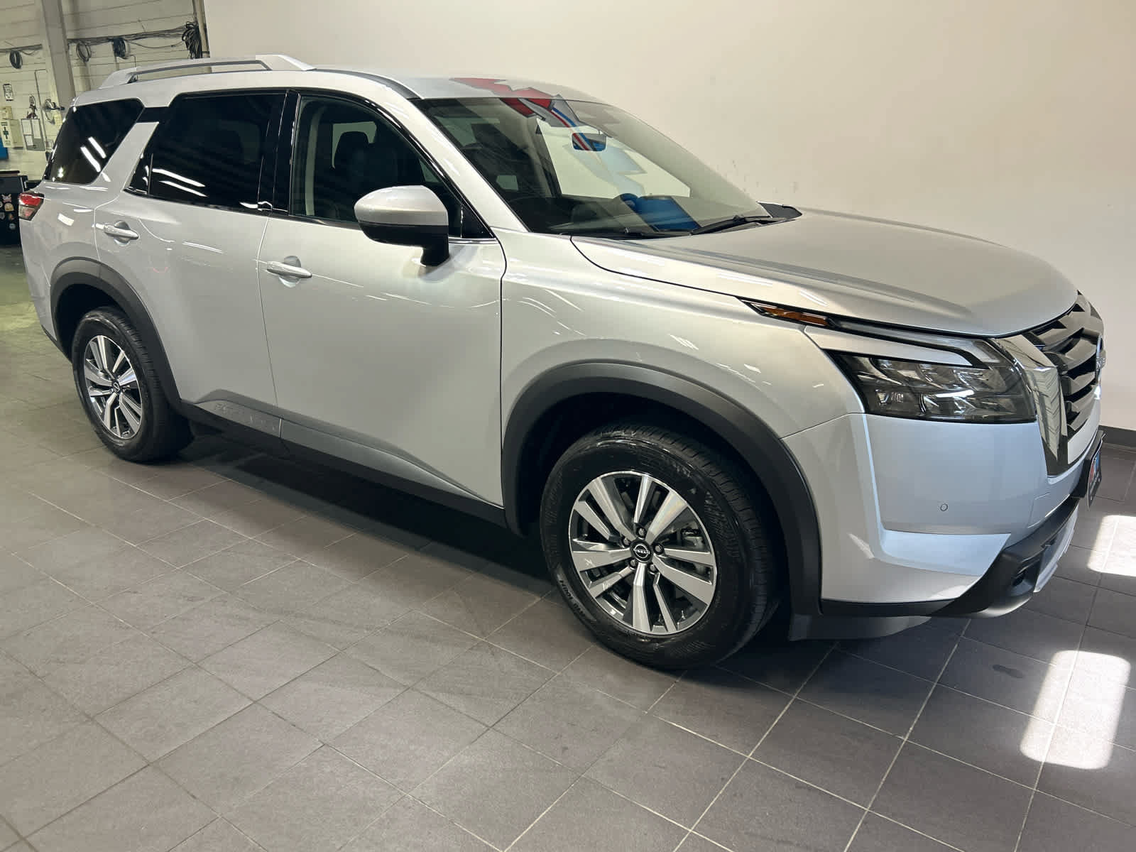 Used 2025 Nissan Pathfinder SL AWD/4WD image 2