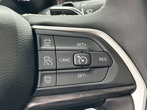 Used 2023 Jeep Grand Cherokee L Limited image 33