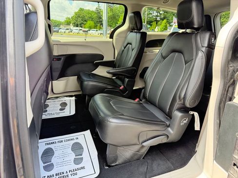Used 2023 Chrysler Pacifica Touring-L FWD image 19
