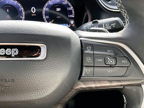 Used 2024 Jeep Grand Cherokee Limited w/ Black Appearance Package image 28