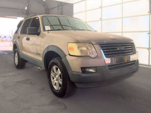 Used 2006 Ford Explorer XLT RWD image 3