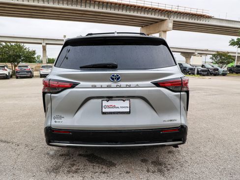 Used 2025 Toyota Sienna Platinum FWD image 8