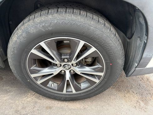Used 2018 Toyota Highlander Plus FWD image 12