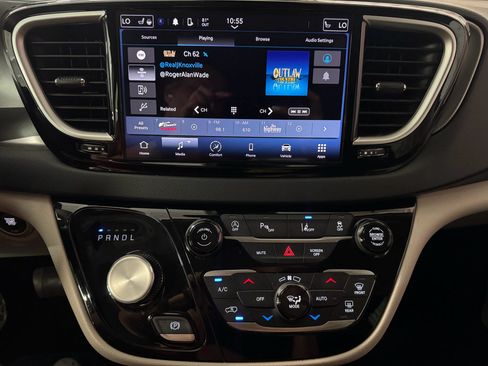 Used 2023 Chrysler Pacifica Touring-L FWD image 28