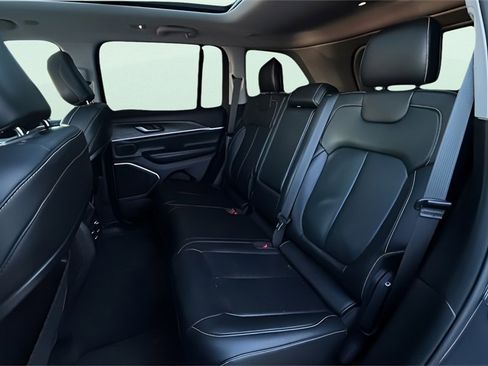 Used 2022 Jeep Grand Cherokee Limited image 13