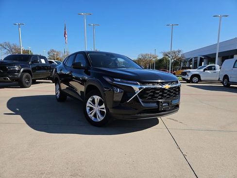 Used 2025 Chevrolet Trax LS image 1