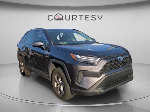 Certified 2022 Toyota RAV4 XLE w/ Convenience Package AWD/4WD image 3