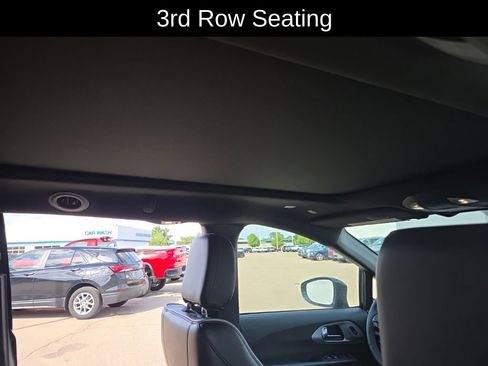 Used 2025 Chrysler Pacifica Limited FWD image 9
