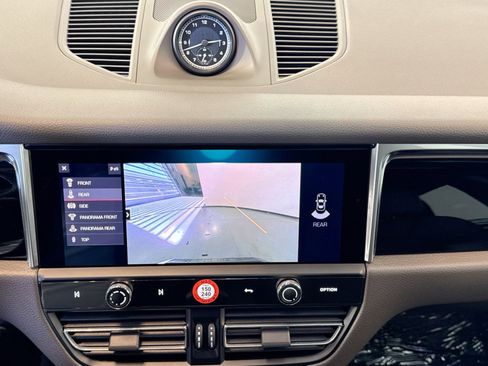 Certified 2025 Porsche Macan image 17