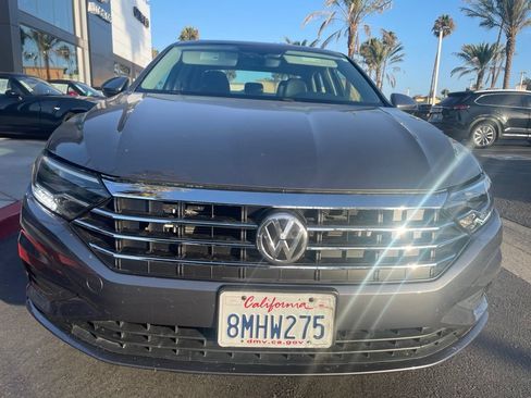 Used 2019 Volkswagen Jetta SE FWD image 2