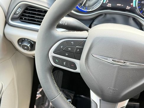 Used 2023 Chrysler Pacifica Touring-L FWD image 30