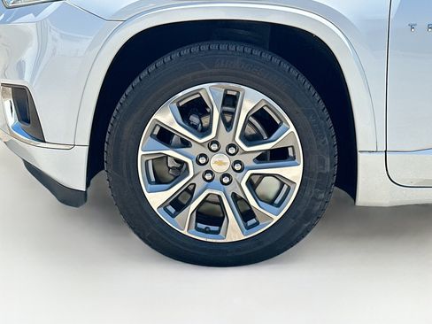 Used 2018 Chevrolet Traverse Premier w/ Driver Confidence II Package FWD image 26