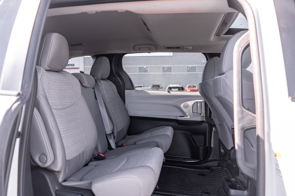 Used 2025 Toyota Sienna LE AWD/4WD image 13