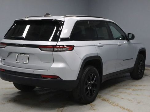 Used 2024 Jeep Grand Cherokee Altitude image 12