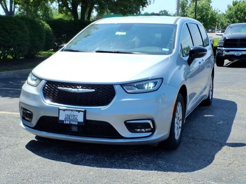 Used 2024 Chrysler Pacifica Touring-L FWD image 3
