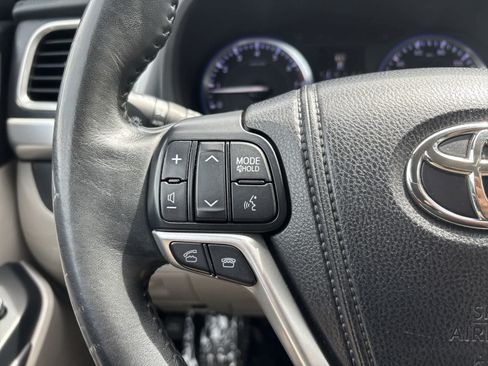 Used 2014 Toyota Highlander XLE AWD/4WD image 12
