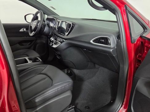 New 2026 Chrysler Pacifica Select image 33