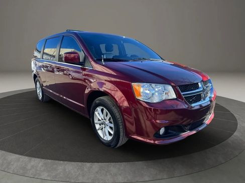 Used 2019 Dodge Grand Caravan SXT image 3