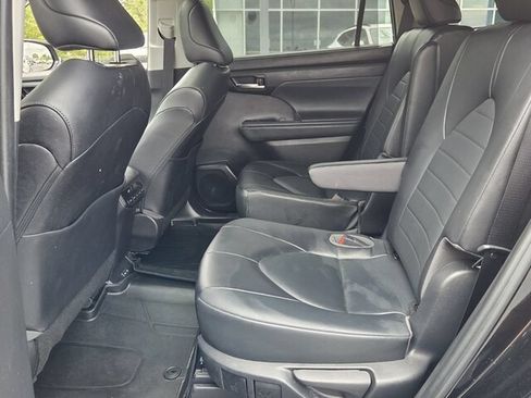 Used 2022 Toyota Highlander XLE FWD image 4