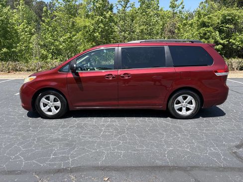 Used 2011 Toyota Sienna LE FWD image 8