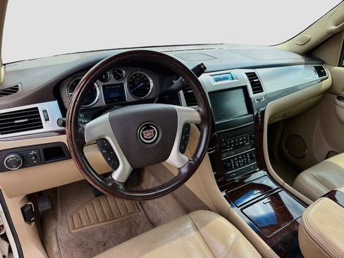 Used 2011 Cadillac Escalade ESV Premium RWD image 9