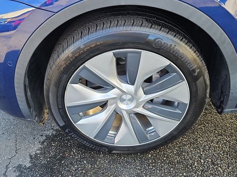 Used 2022 Tesla Model Y Long Range image 24