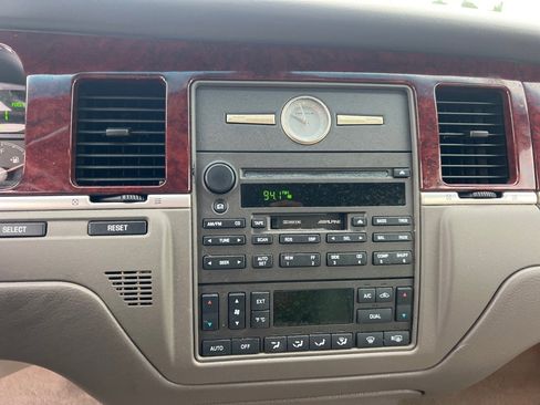 Used 2003 Lincoln Town Car Signature RWD image 32