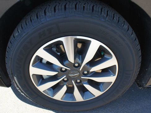 Used 2022 Chrysler Pacifica Limited w/ Uconnect Theater Family Group image 29