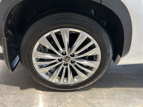 Used 2025 Toyota Highlander Platinum image 21