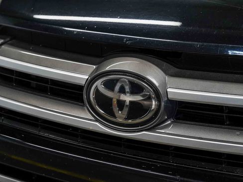 Used 2019 Toyota Highlander LE w/ Carpet Mat Package (TMS) FWD image 8