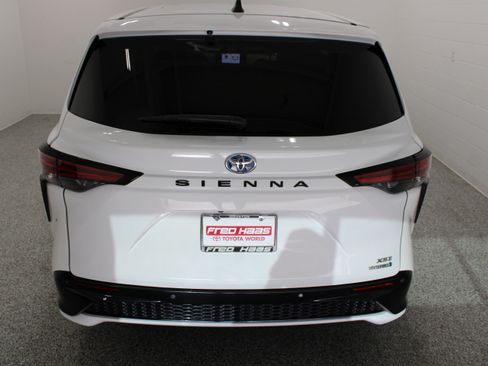 Used 2023 Toyota Sienna XSE FWD image 8