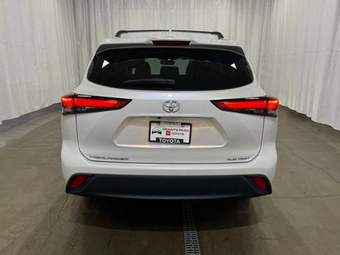 Used 2023 Toyota Highlander XLE AWD/4WD image 4