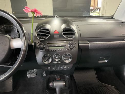 Used 2009 Volkswagen Beetle Blush FWD image 18