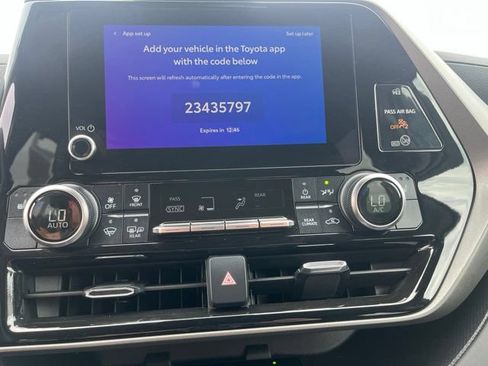 Used 2024 Toyota Highlander XLE AWD/4WD image 16