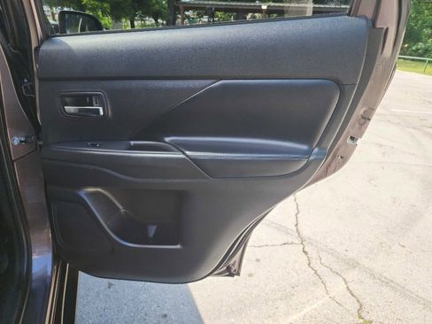 Used 2019 Mitsubishi Outlander SE FWD image 29
