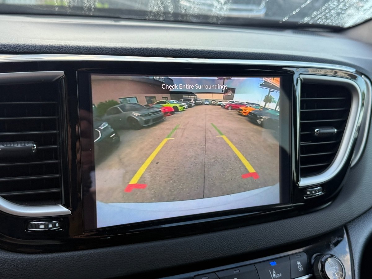 Used 2025 Chrysler Pacifica Select FWD image 32