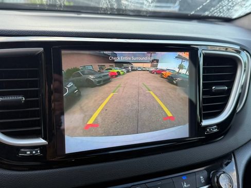 Used 2025 Chrysler Pacifica Select FWD image 32