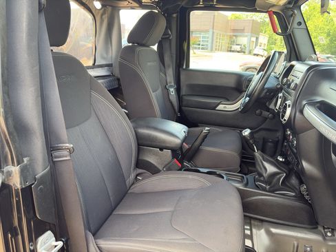 Used 2013 Jeep Wrangler Rubicon AWD/4WD image 10