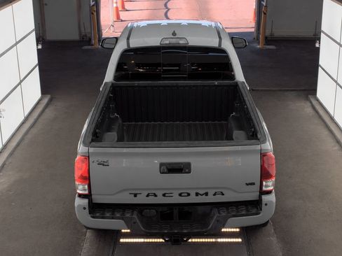 Used 2019 Toyota Tacoma TRD Sport w/ Technology Package AWD/4WD image 4