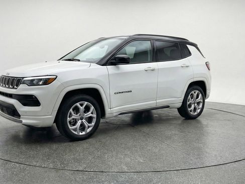 Used 2025 Jeep Compass Latitude AWD/4WD image 3